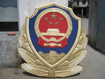 如何正确安装警徽提升安全性