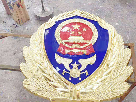 消防徽制作中的金属与塑料选择